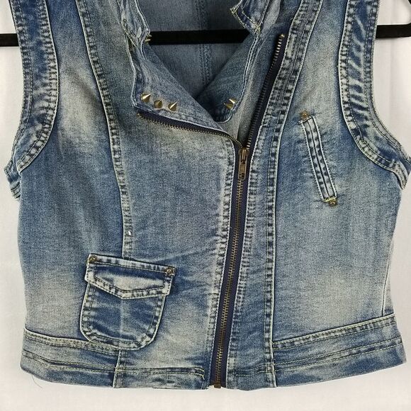 š¤5/$20š¤āFOREVERĀ 21..āspikedājeanāvest.. - Picture 2 of 10